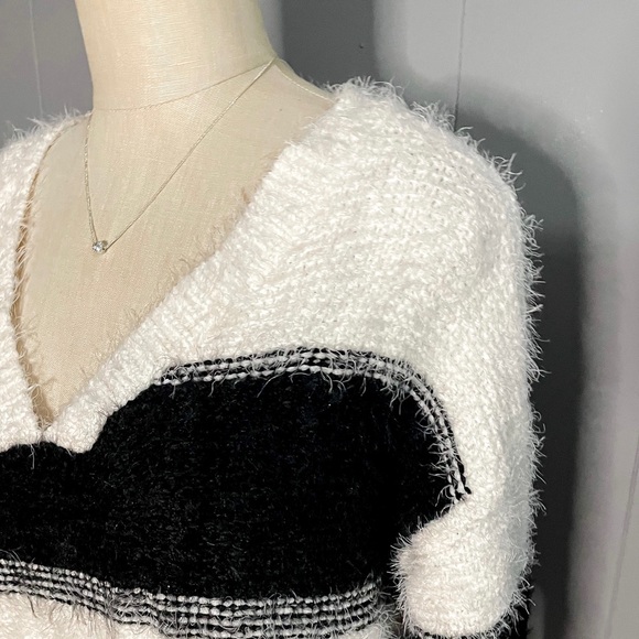 Filly flair blck and white sweater - Picture 4 of 5